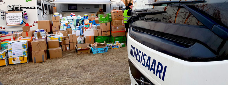Korsisaaren avustuskuljetuksen avustustarvikkeet purettuna autosta Ukrainan ja Puolan rajalla.