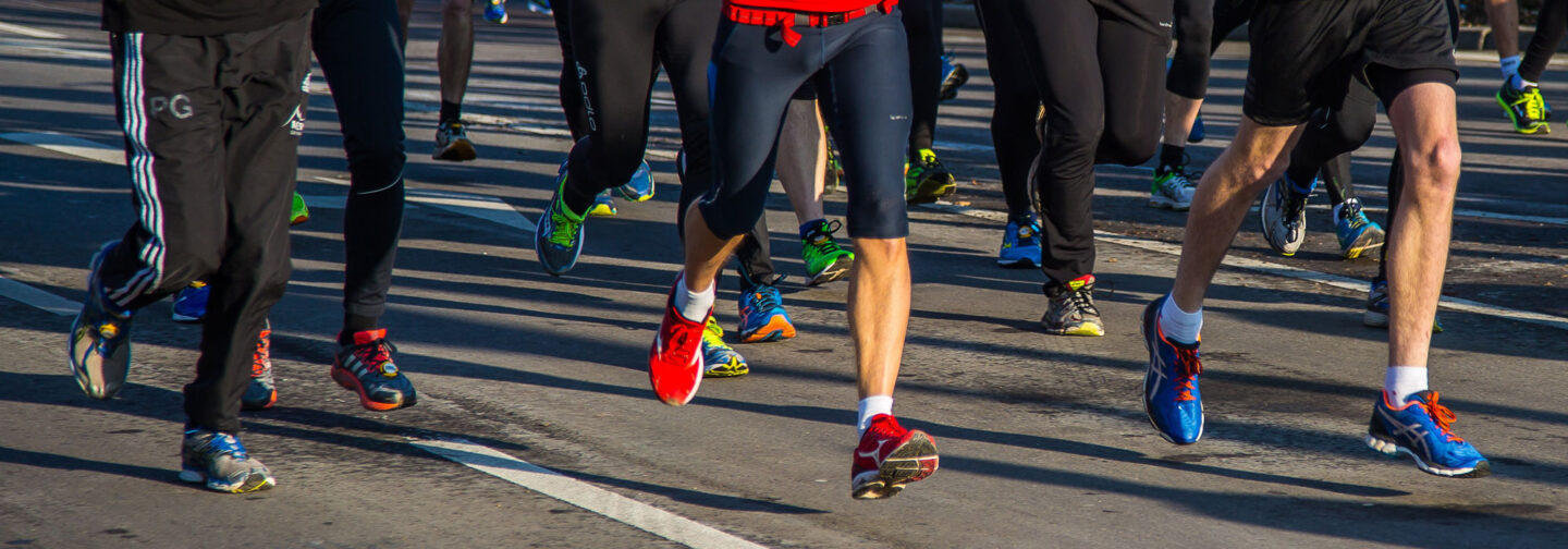 Juoksiijoita Helsinki CIty Running Dayn, johdosta poikkeusreitti Mannerheimintiellä.