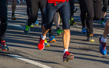 Juoksiijoita Helsinki CIty Running Dayn, johdosta poikkeusreitti Mannerheimintiellä.