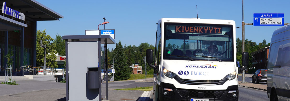 Korsisaaren liikennöimä Kivenkyyti Klaukkalan S-marketin edessä.