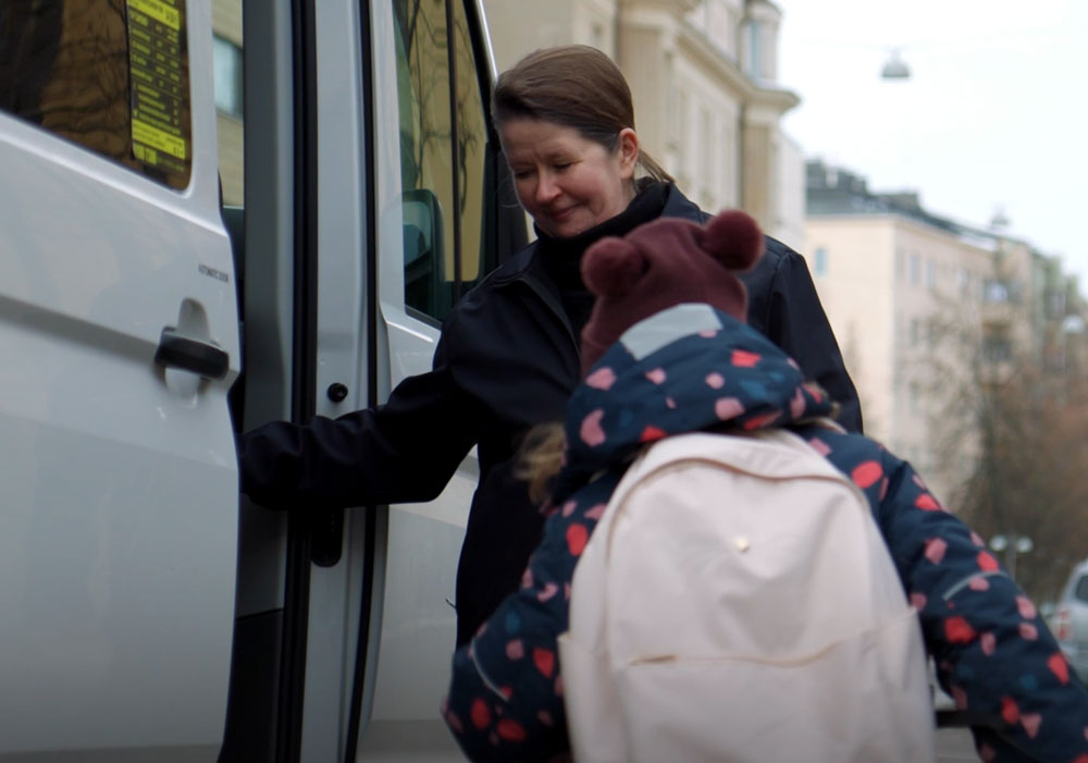 Taksinkuljettaja Ulla lähdössä koulukuljetus keikalle.