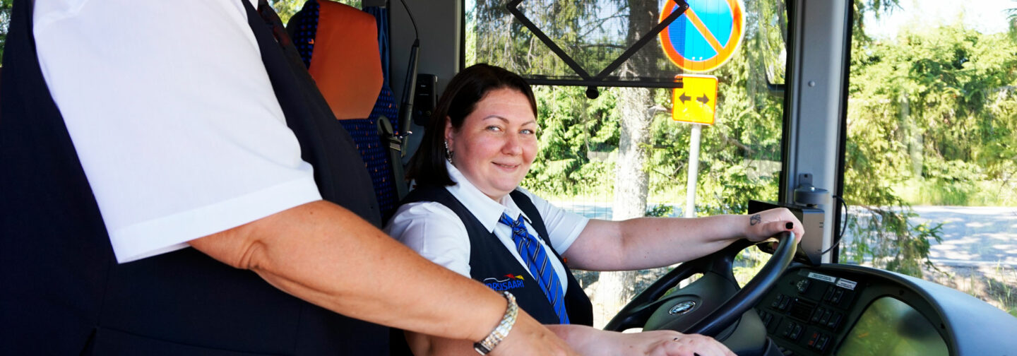 Uusi linja-autonkuljettaja opettelemassa lippujärjestelmää